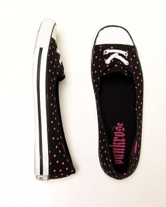 Walk in style with Punkrose’s Sarah Pink Star Sneakers.